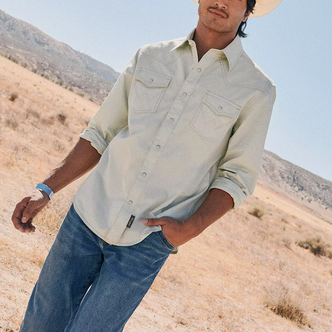 Wrangler Men's Retro Premium Solid Long Sleeve Snap Shirt
